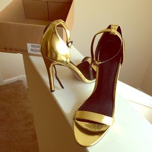This amazing gold sandals has been worn only once