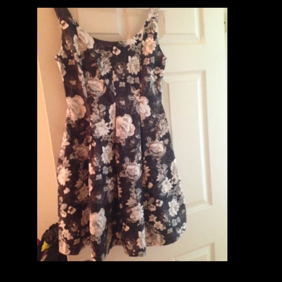 GAP Dresses & Skirts - - black & white floral patterned dress