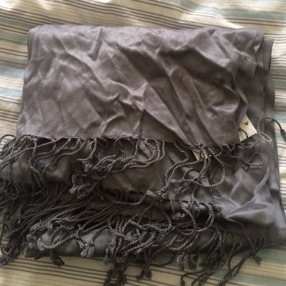 Grey fashion scarf.