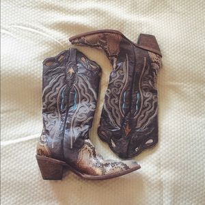 Brown cowboy boots size 8