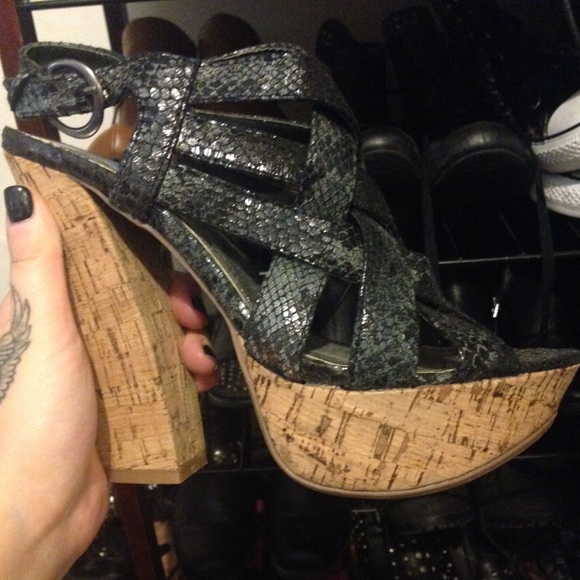Snakeskin heel 🐍