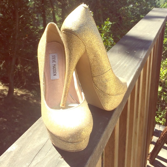 Gorgeous gold sparkle Steve Madden high heels