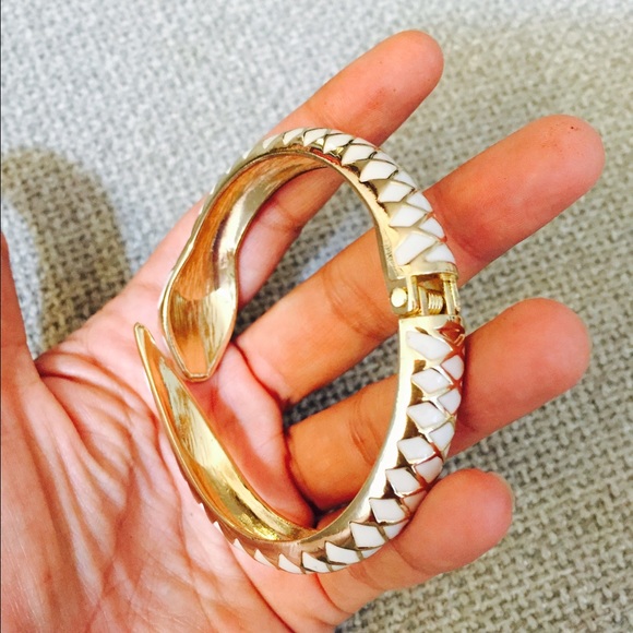 Banana republic snake gold Bracelet - Picture 4 of 4