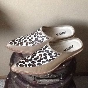 Maya cowhide leather clog