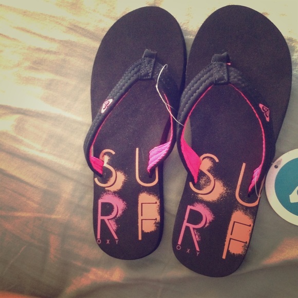 Black roxy flip flops