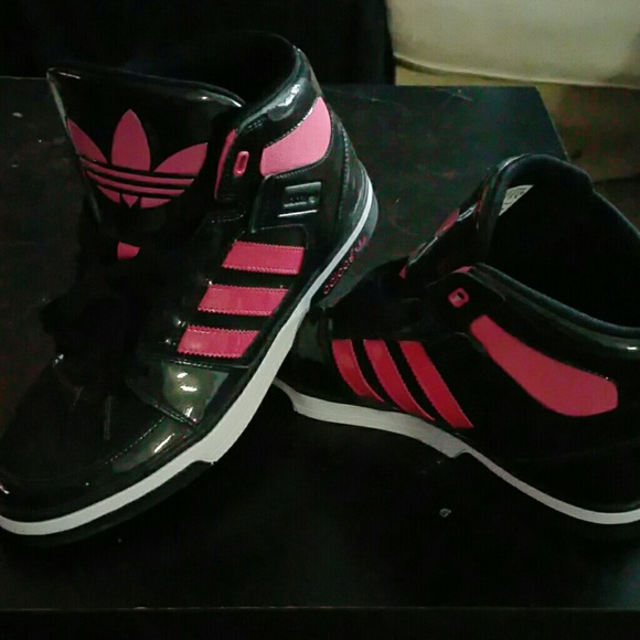 Adidas hi tops size 7 y runs like , 8 1/2 wmn's