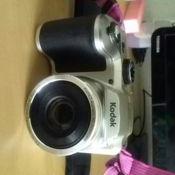 Kodak pixpro AZ251 with camera straps