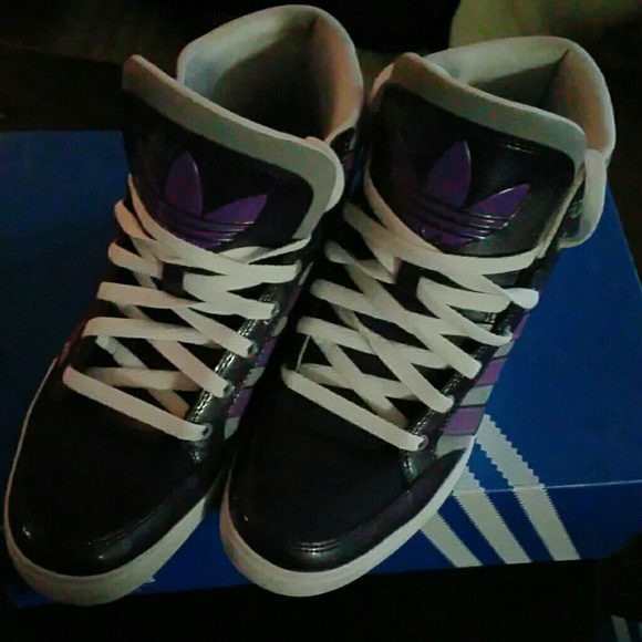 Adidas hi tops size 7 y runs like 8 1/2 women's