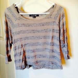 Beige and grey crop top with 3/4 sleeves
