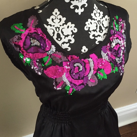 Forever 21 Cute, Dressy Top - Picture 2 of 4