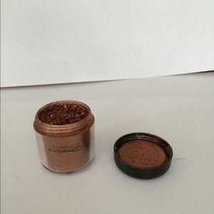 MAC authentic rushmetal pigment