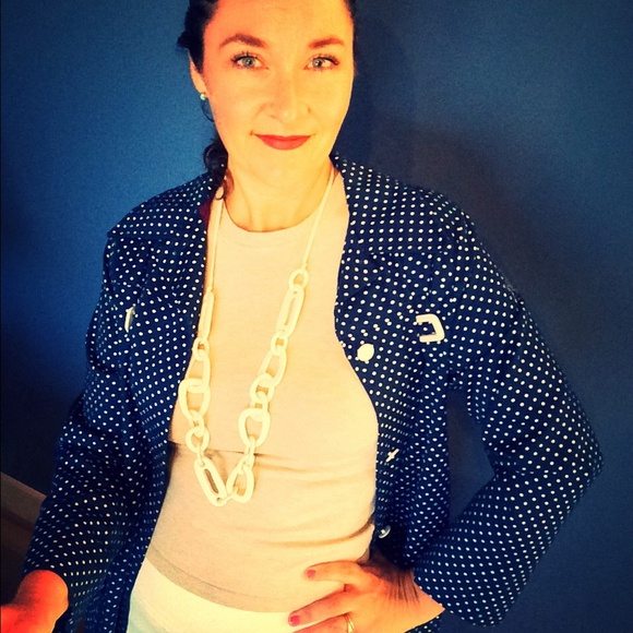 Vintage chunky white plastic necklace!