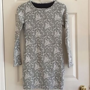 Long-sleeve stretchy dress with floral pattern