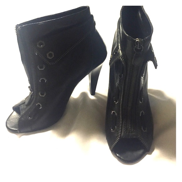 Gianni Bini zipper bootie