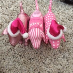 3 VS PINK dogs