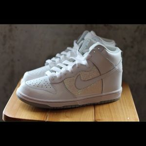 WMNS Nike Dunk High