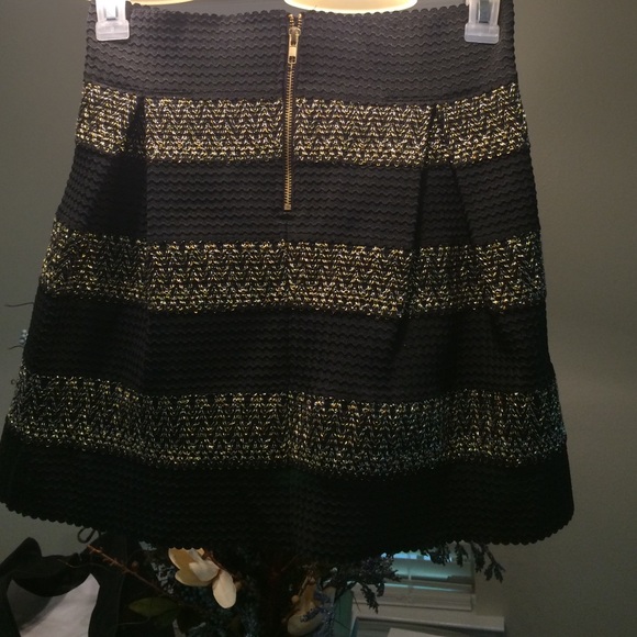 Adorable skirt. Black, silver and gold. - Picture 2 of 4