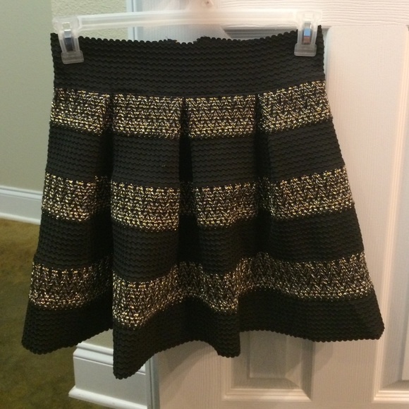 Adorable skirt. Black, silver and gold. - Picture 4 of 4