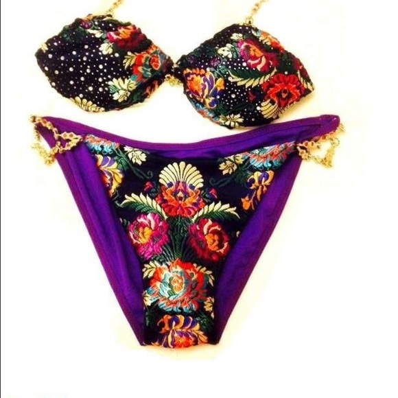 Beautiful bikini - Picture 2 of 4