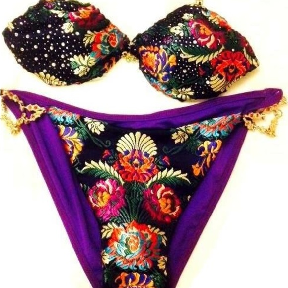 Beautiful bikini - Picture 3 of 4