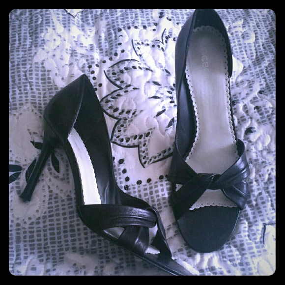 SZ 9.5, BCBG Classic Leather Heels