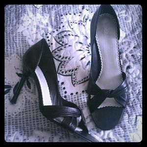 SZ 9.5, BCBG Classic Leather Heels