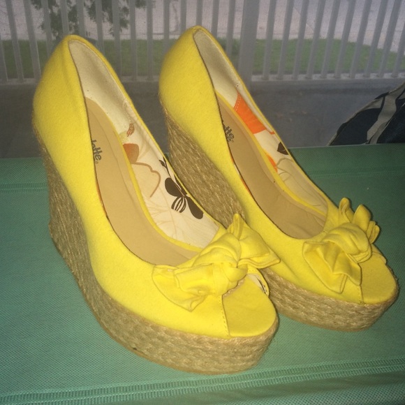 Yellow wedges