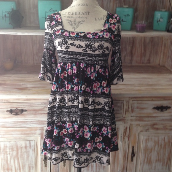 HP • NWOT "Dahlia" floral dress