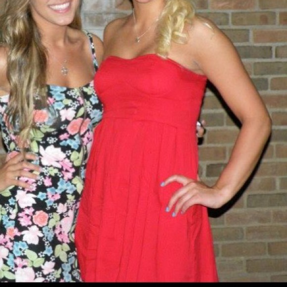 Red dress strapless - Picture 2 of 3