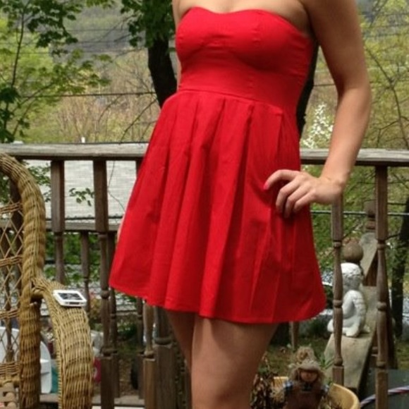 Red dress strapless - Picture 3 of 3