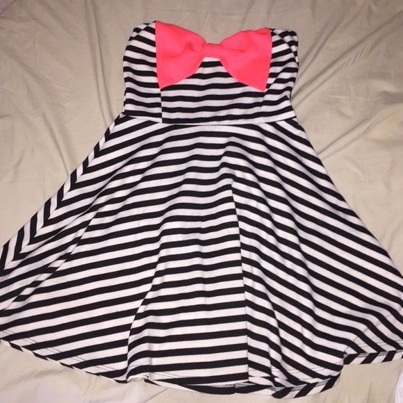 Strapless striped dress with pink bow