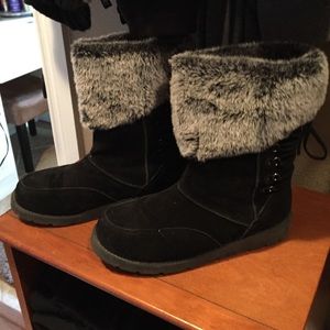 Black suede boots with gray fur lining