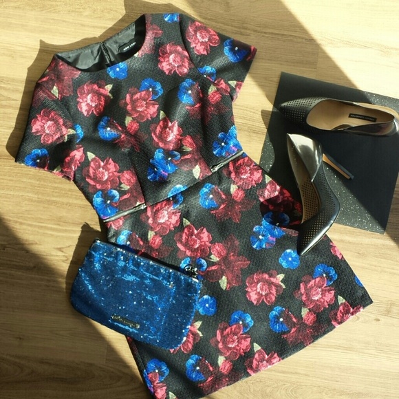 *SOLD* HOST PICK* PRICE FIRM* FLORAL DRESS* - Picture 2 of 4