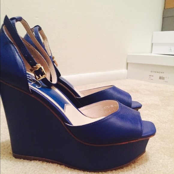 New! Gorgeous& elegant diamond blue wedge