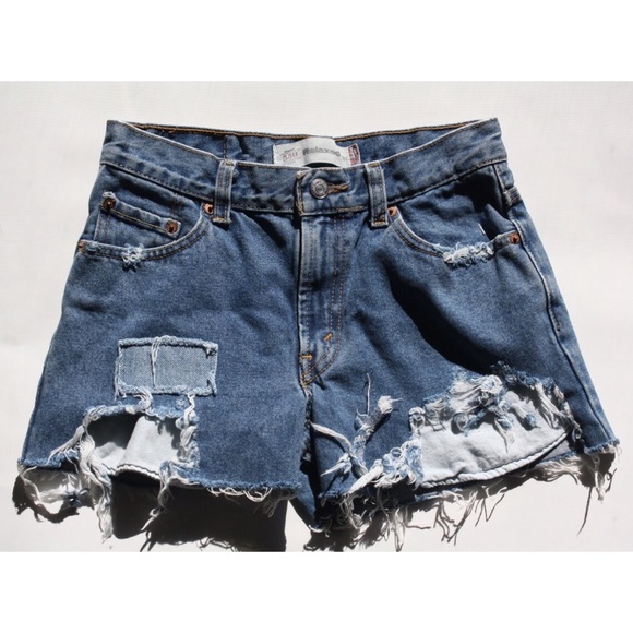 ❗️SUNDAY SALE❗️Levi's  distressed shorts