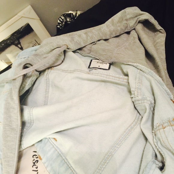 Light jean jacket with zipper and hoodie - Picture 2 of 4