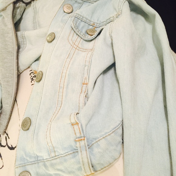 Light jean jacket with zipper and hoodie - Picture 3 of 4