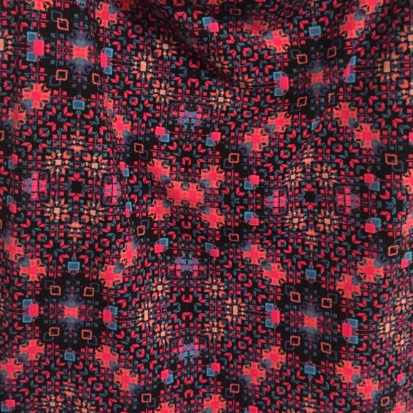 Flattering multi-colored dress - Picture 3 of 3