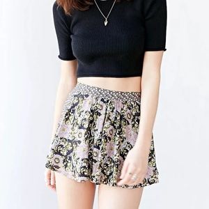 NWT Kimchi Blue Swingy Floral Short High Waisted
