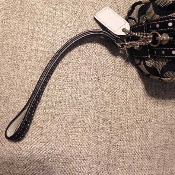 ❌❌COACH wristlet❌❌. Sold elsewhere - Picture 4 of 4