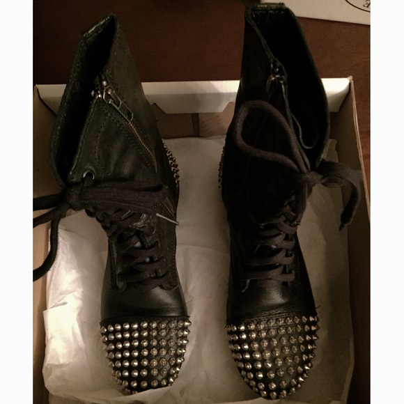 Steve Madden Boots - NEW NEW Steve Madden combat boots with spikes 😍