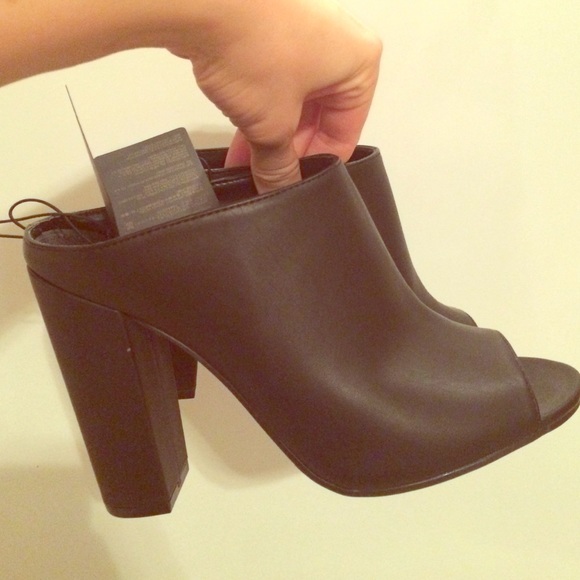 Trendy black sandals!