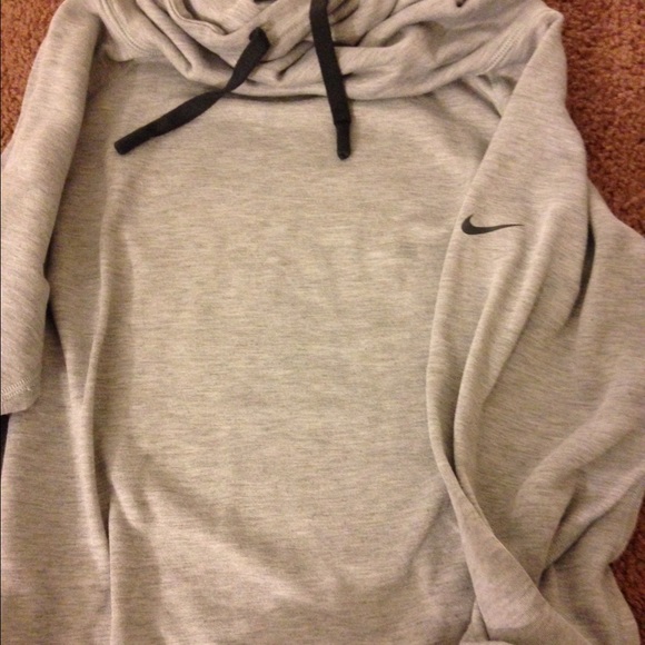Nike Dri fit sweatshirt $65 or best offer.!!
