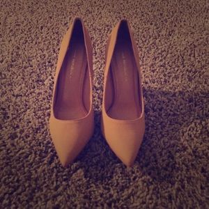 Nude pumps