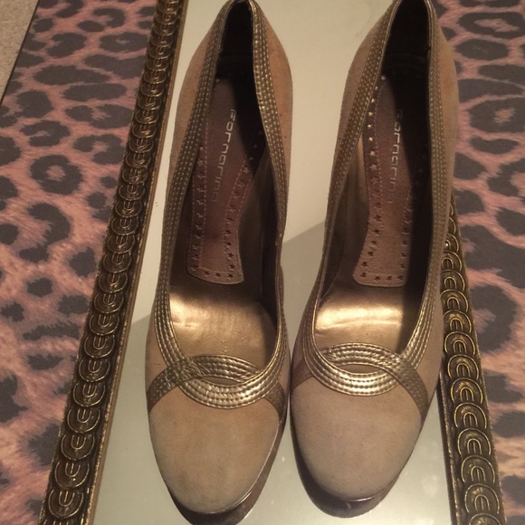 Fornarina closed toe suede beige heel. Size 6