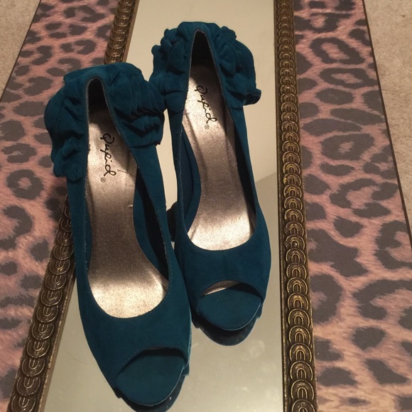 Peacock suede open toe heel. Size 6. New