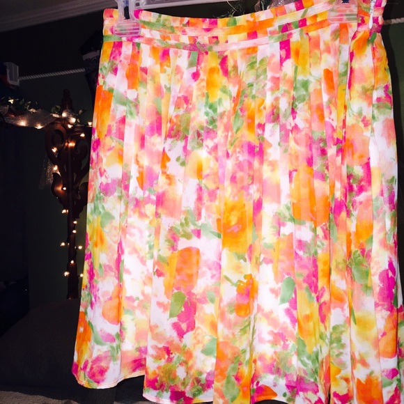 Cute floral Forever 21 skirt 💃🏼