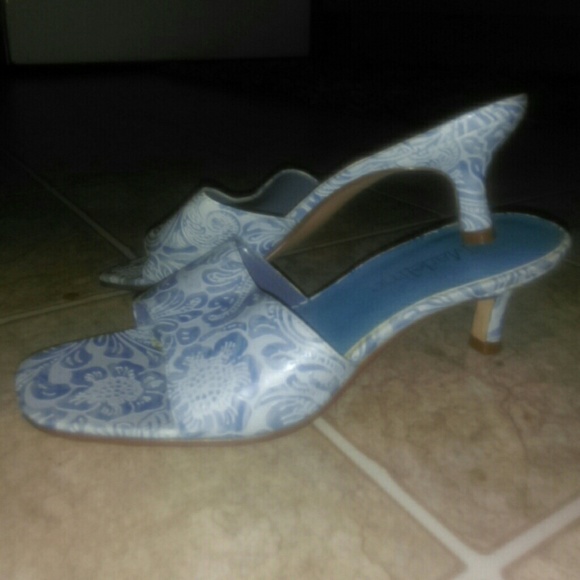 Embossed Heels - Picture 2 of 3