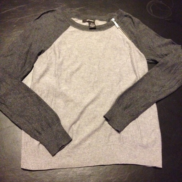 ⛔️SOLD⛔️ while on Consignment DKNY Sweater - Picture 2 of 4