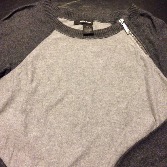 ⛔️SOLD⛔️ while on Consignment DKNY Sweater - Picture 3 of 4